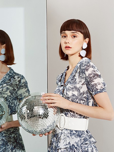 伊缔莎女装2022春夏季白色连衣裙