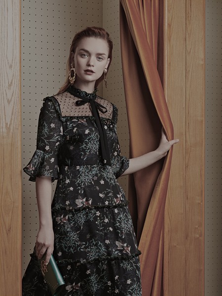 毕索妮2022春夏季黑色连衣裙