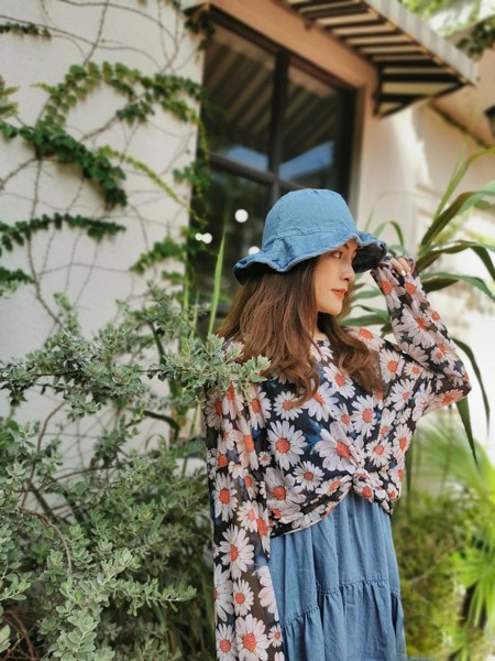 时尚自由点女装2022春夏季藏蓝色衬衫