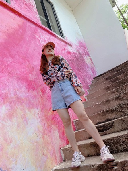 时尚自由点女装2022春夏季蓝色短裤