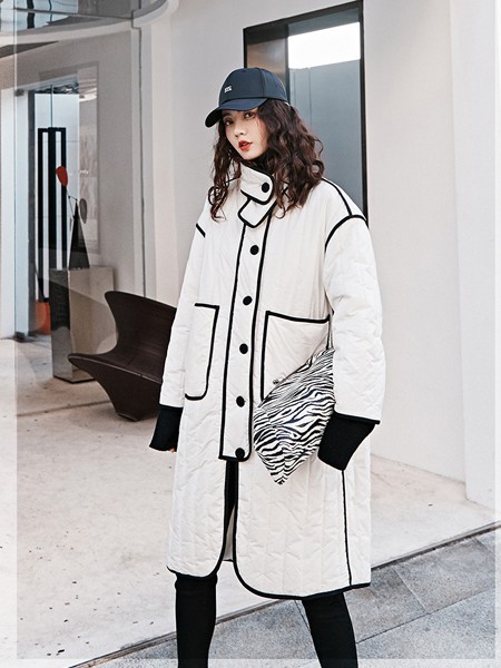 E女装2021秋冬季白色大衣