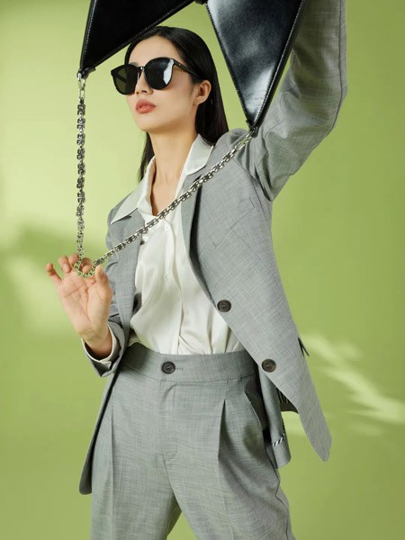 ​艾璞琪女装2022春夏季棕色西装