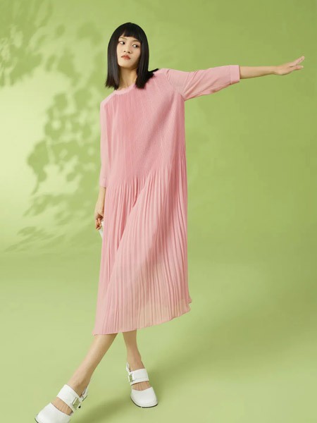 ​艾璞琪女装2022春夏季粉色连衣裙