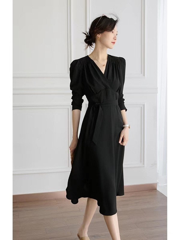 卡致依2022春夏季黑色连衣裙