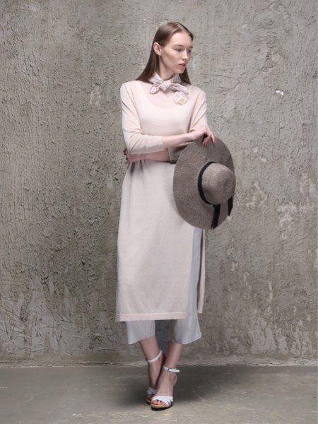 范可儿女装2022春夏季米色连衣裙