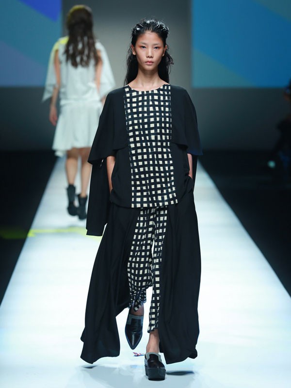 C.J.Yao女装2022春夏季黑色T恤