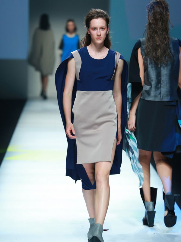 C.J.Yao女装2022春夏季米色包臀裙