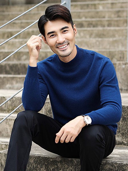 开开2022秋冬季藏蓝色针织衫