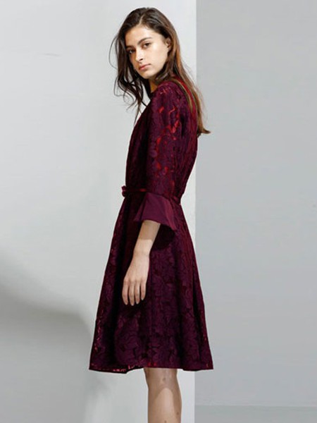 E女装2021秋冬季酒红色连衣裙