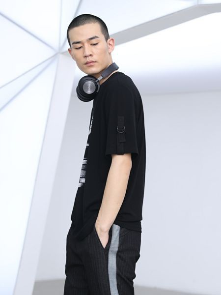 线锁男装2022春夏季黑色T恤