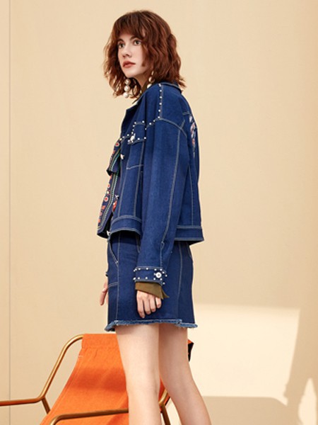 朗蔻女装2022春夏季藏蓝色短裙