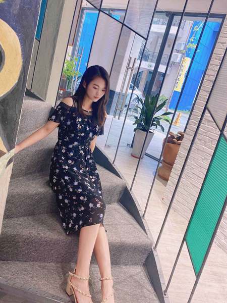 靓漫蒂女装2022春夏季黑色连衣裙