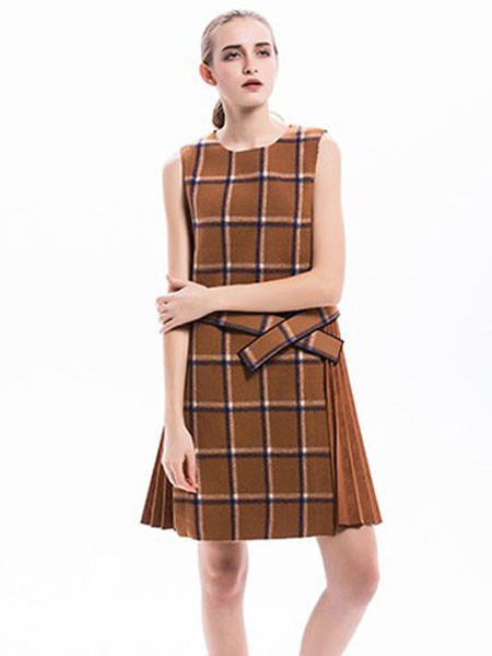 主章女装2021秋冬季卡其色连衣裙