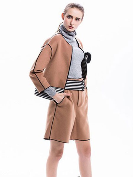 主章女装2021秋冬季卡其色短裤