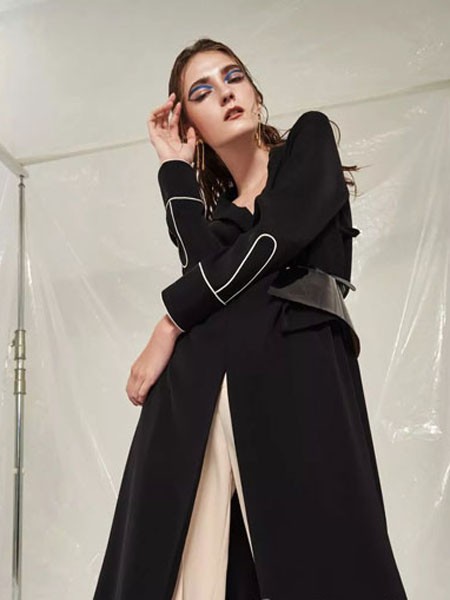 主章女装2021秋冬季黑色大衣