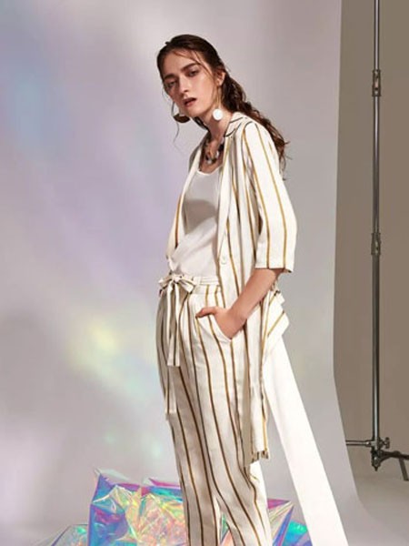 主章女装2021秋冬季白色T恤