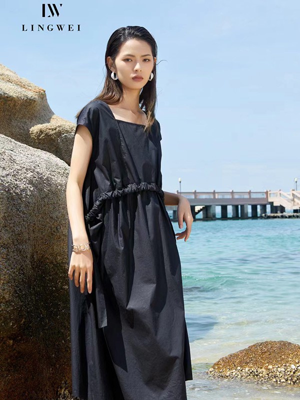 领葳2022春夏季黑色连衣裙