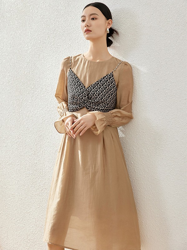 茵格丽女装2022秋冬季卡其色连衣裙