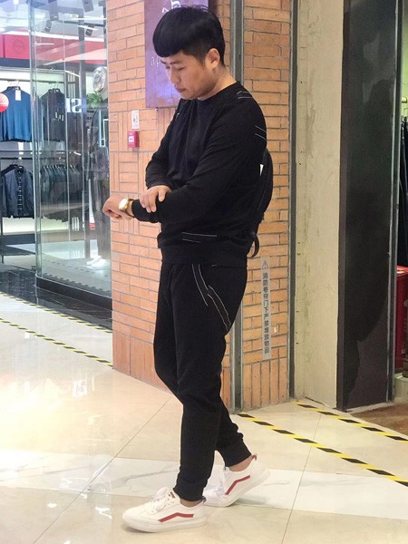 一个人的生活男装2022秋冬季黑色T恤