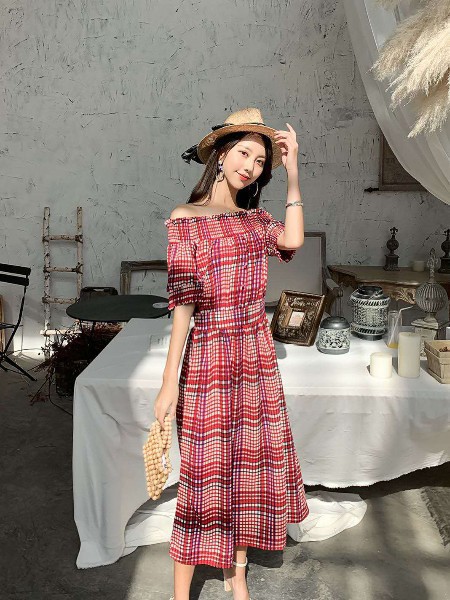 色彩一秀女装2022春夏季红色连衣裙