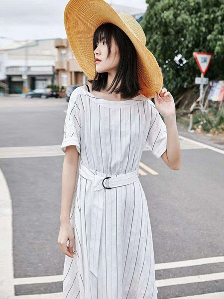 裳修2022春夏季白色连衣裙