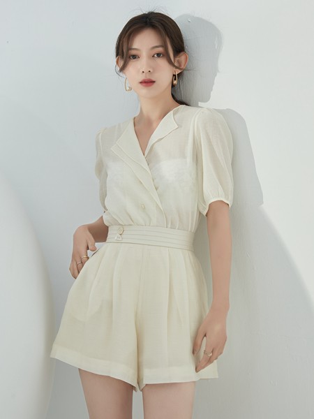 迪兰熙女装2022春夏季米色短裤