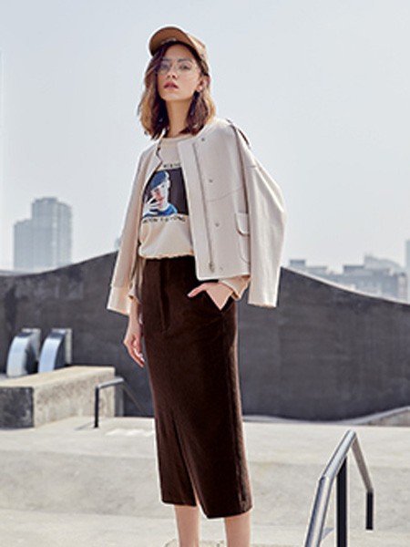 时尚佰莉女装2021秋冬季米色T恤