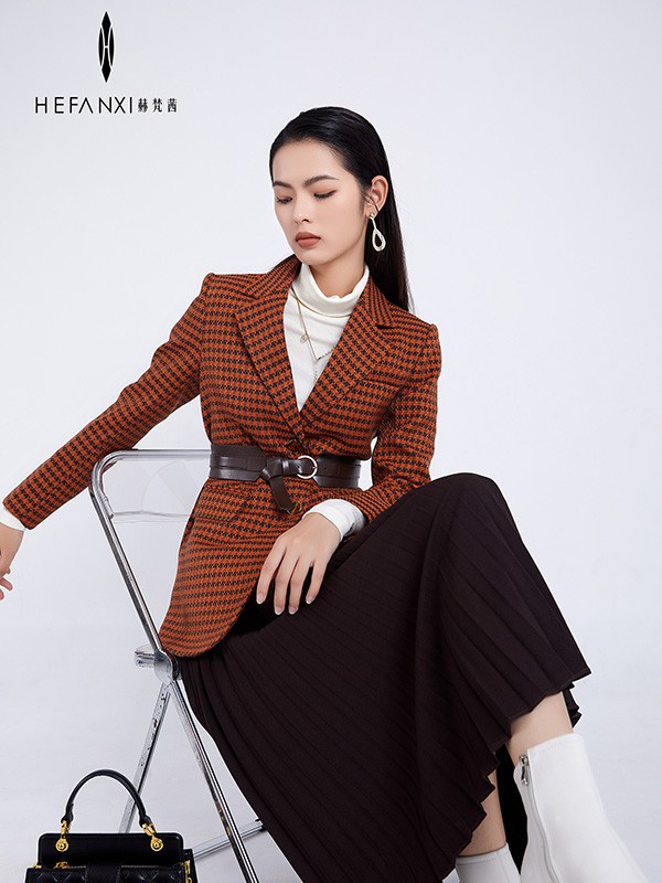 赫梵茜女装2022秋冬季咖啡色西装
