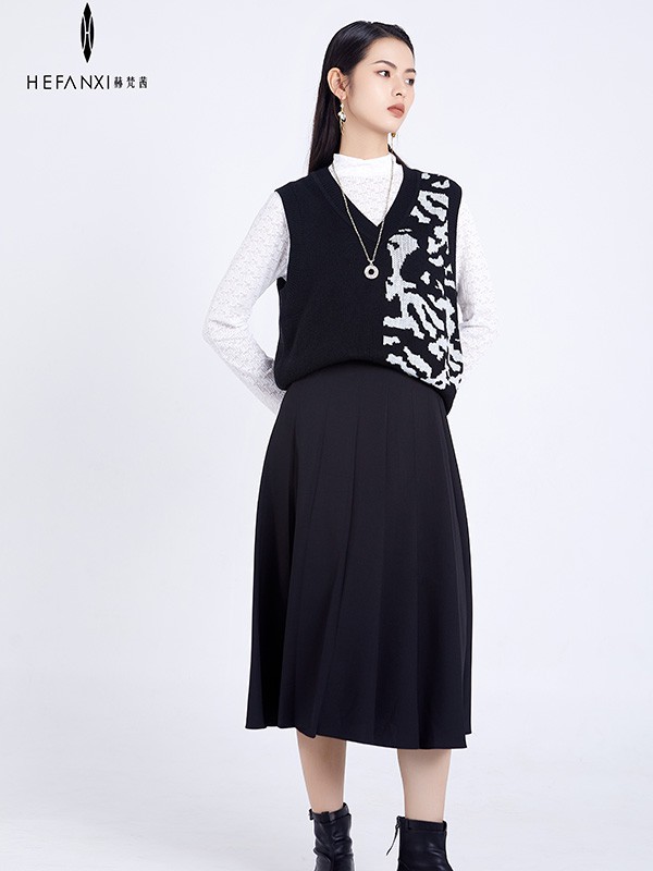 赫梵茜女装2022秋冬季黑色半身裙
