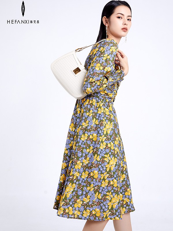 赫梵茜女装2022秋冬季黑色连衣裙