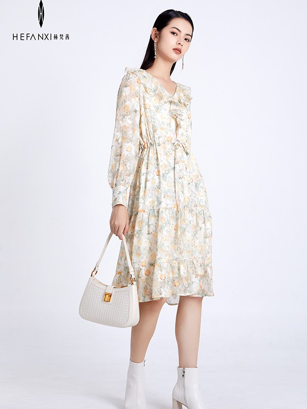 赫梵茜女装2022秋冬季白色连衣裙