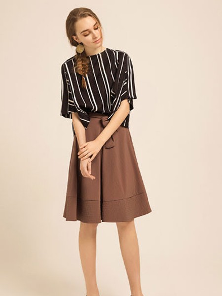 弗凡女装2022春夏季黑色T恤