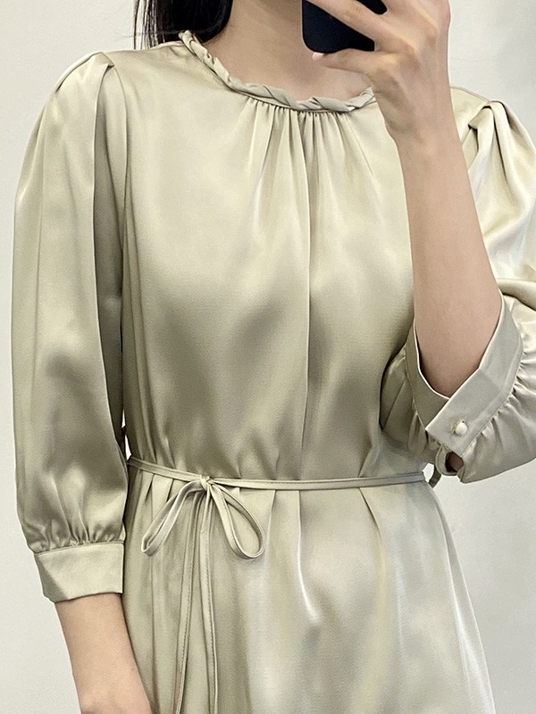 赫本家2022春夏季米色连衣裙