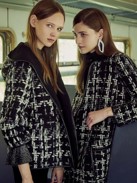 妍帛2022秋冬季黑色连衣裙