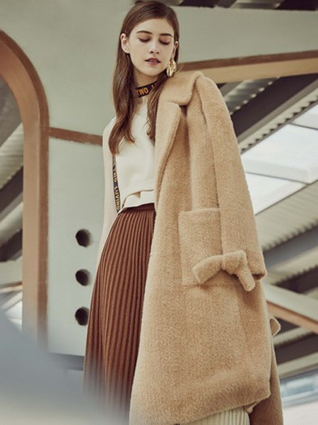 妍帛女装2022秋冬季卡其色大衣