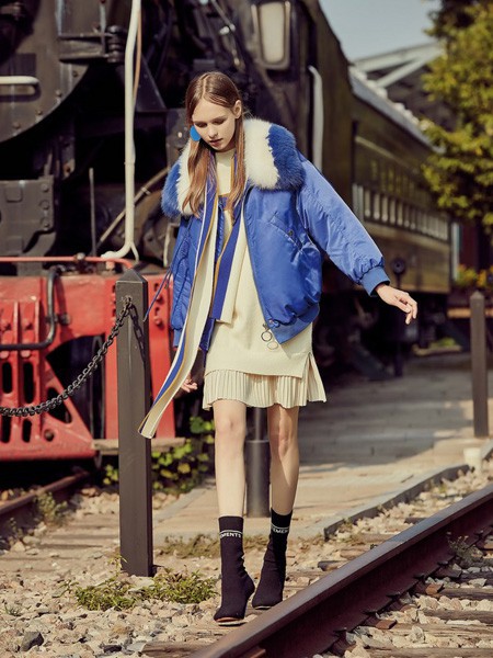 妍帛女装2022秋冬季米色连衣裙