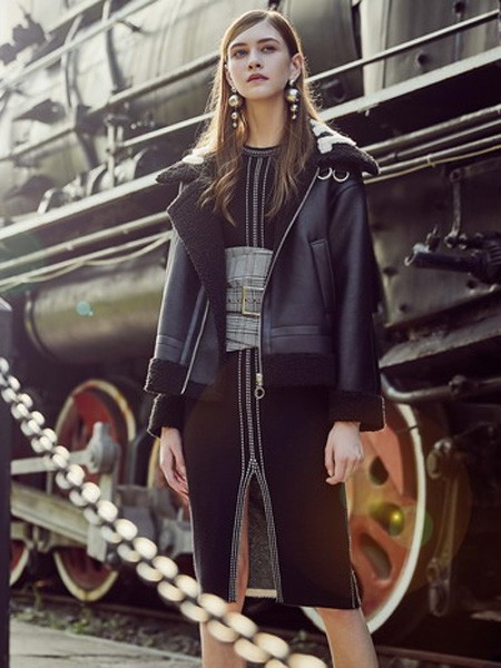 妍帛女装2022秋冬季咖啡色包臀裙