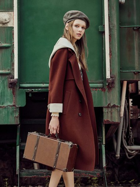 妍帛女装2022秋冬季酒红色大衣