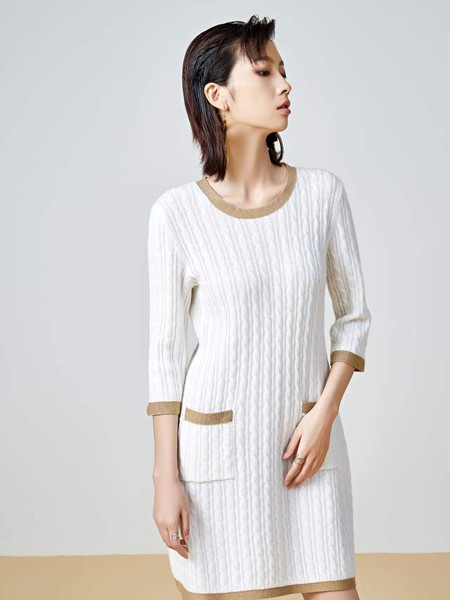 华家那2022秋冬季白色毛衣裙