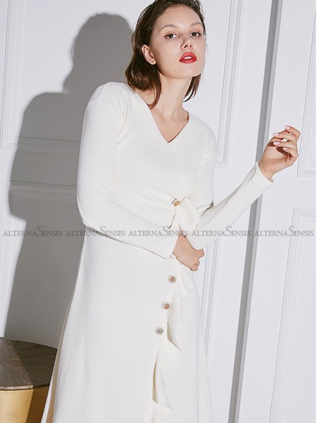 WISKII2022秋冬季白色毛衣裙