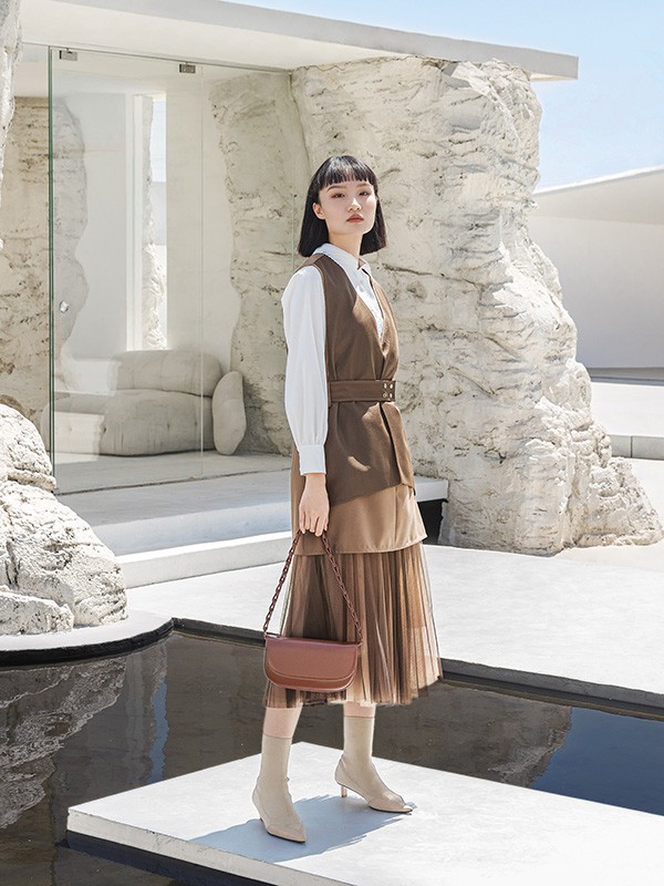 意澳2022春夏季咖啡色连衣裙