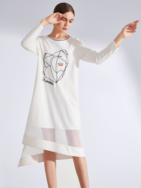 真斯贝尔2022秋冬季白色连衣裙