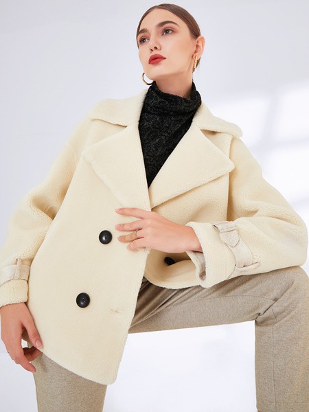 真斯贝尔女装2022秋冬季米色大衣