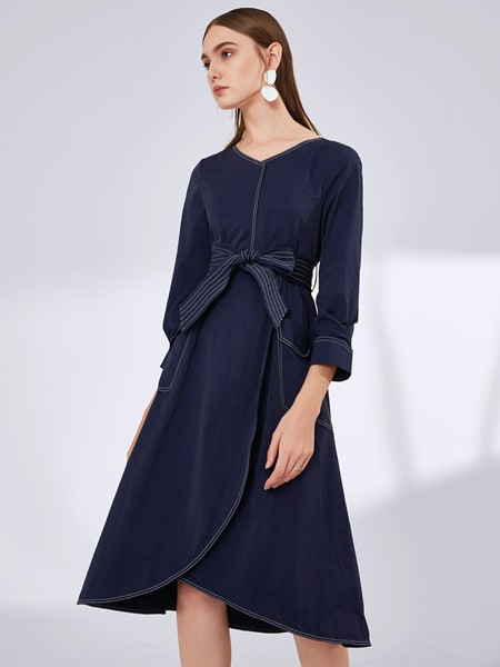 真斯贝尔2022秋冬季藏蓝色连衣裙