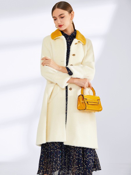 真斯贝尔2022秋冬季白色大衣