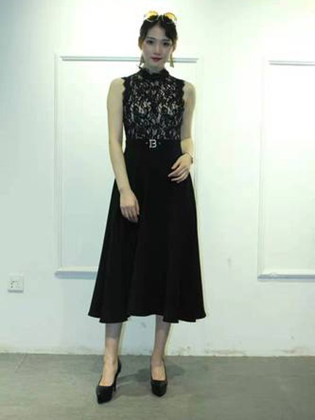 尚咪拉女装2022春夏季黑色连衣裙