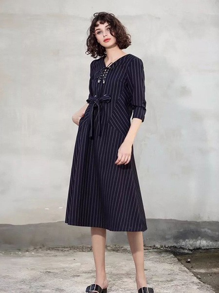 艾达禾女装2022秋冬季黑色连衣裙