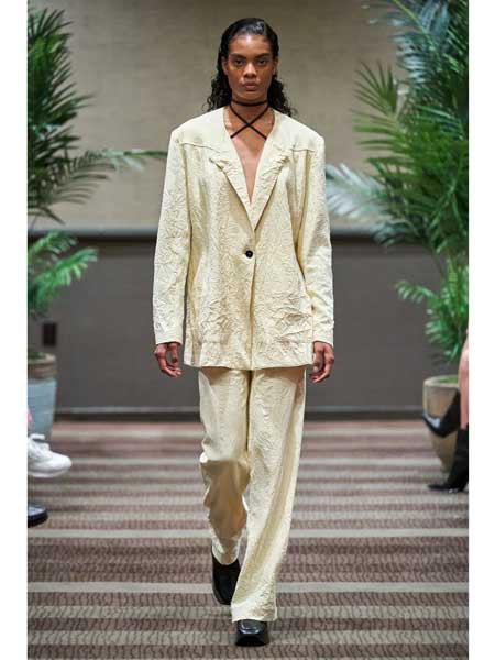 Linder休闲装2022春夏季米色西装