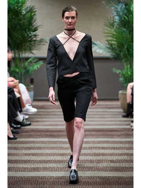 Linder休闲装2022春夏季黑色短裤