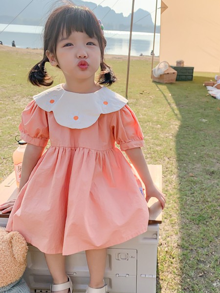 姜小牙2022春夏季粉色连衣裙